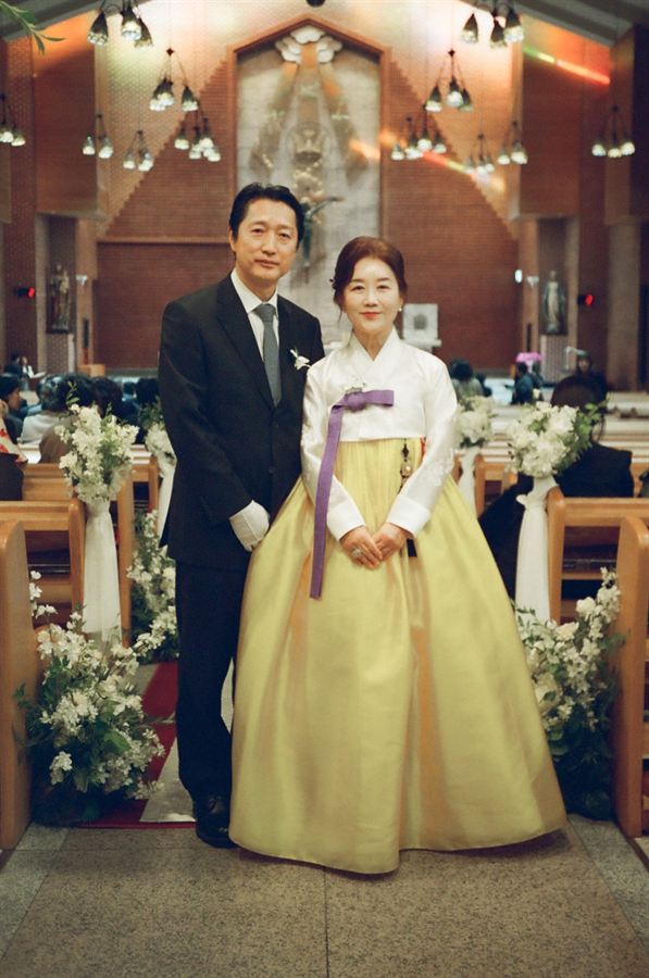 한복을 입은 어머니와 아버지의 기념 사진