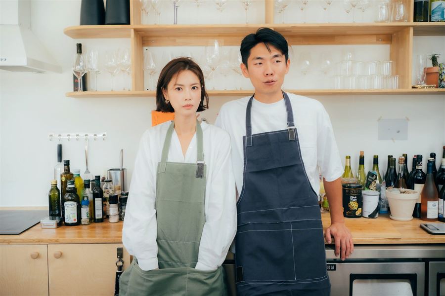 앞치마를 두르고 주방에 선 커플의 일상 스냅