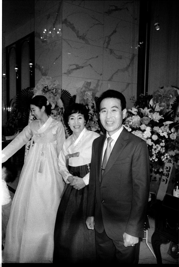 한복을 입은 어머니들과 신랑의 흑백 사진