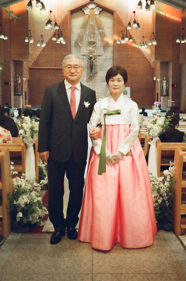 분홍 한복을 입은 어머니와 아버지