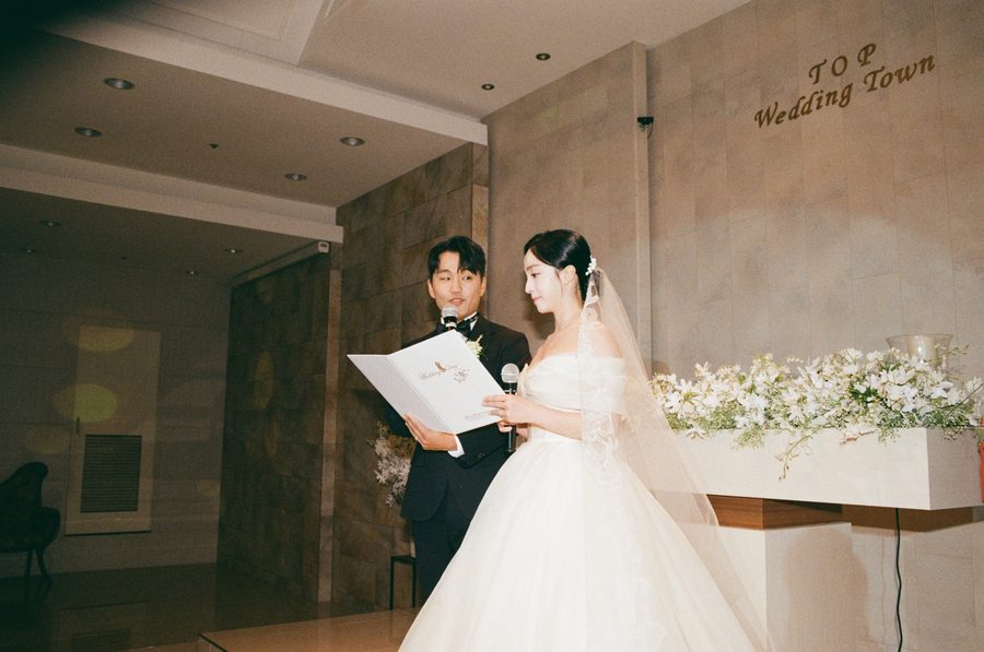 마이크를 들고 혼인 서약서를 읽는 신랑 신부